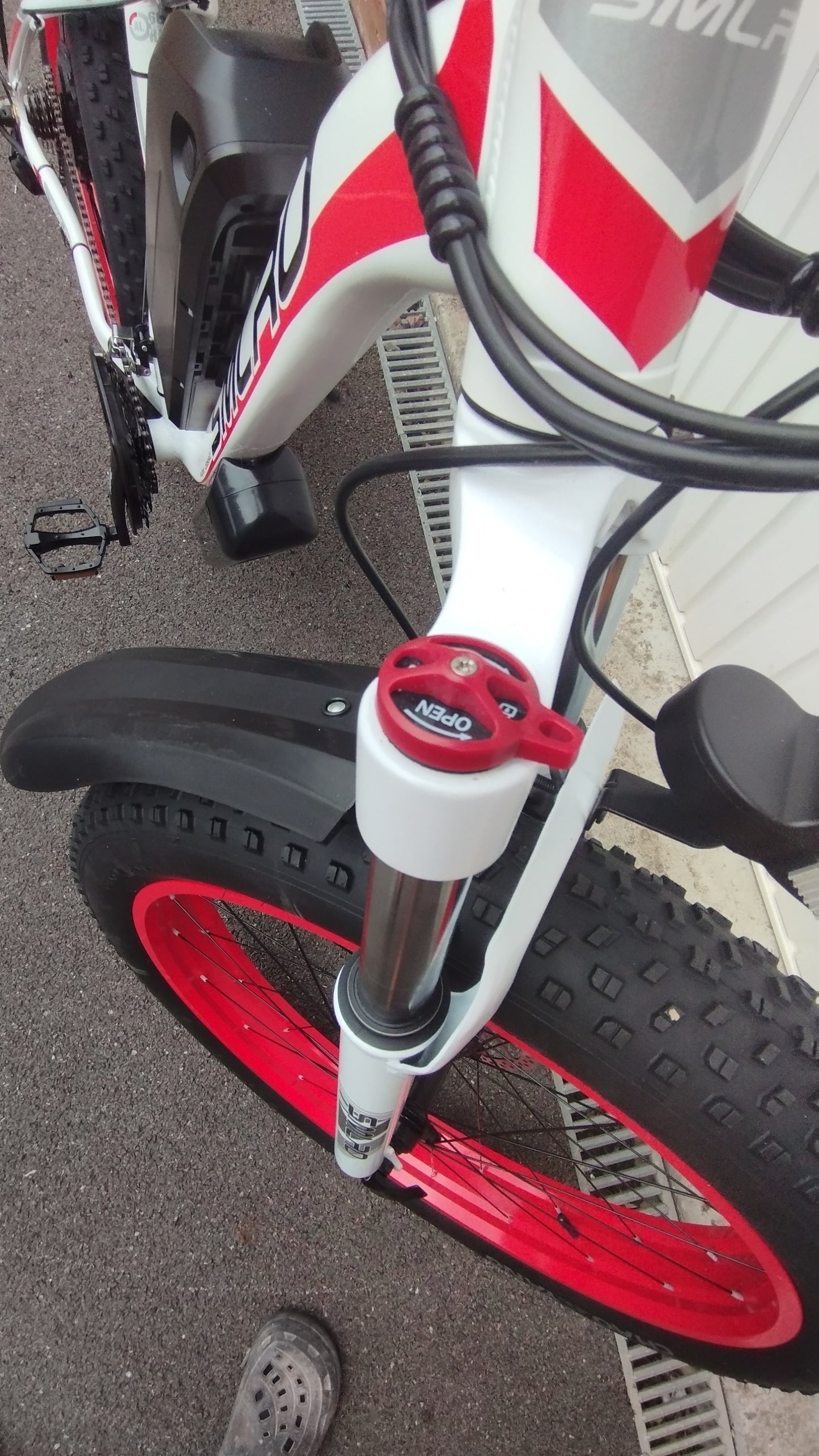 SMLRO XDC600 E-Mountain Bike - 1000w (White/Red) 17.5Ah fitted rear carrier.