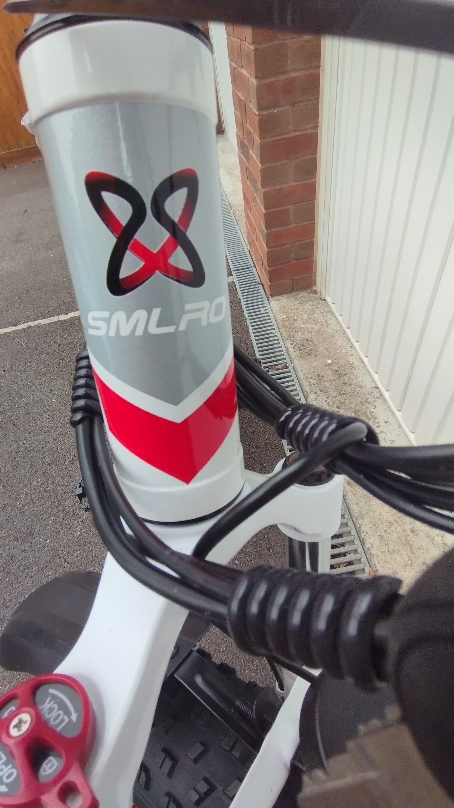 SMLRO XDC600 E-Mountain Bike - 1000w (White/Red) 17.5Ah fitted rear carrier.